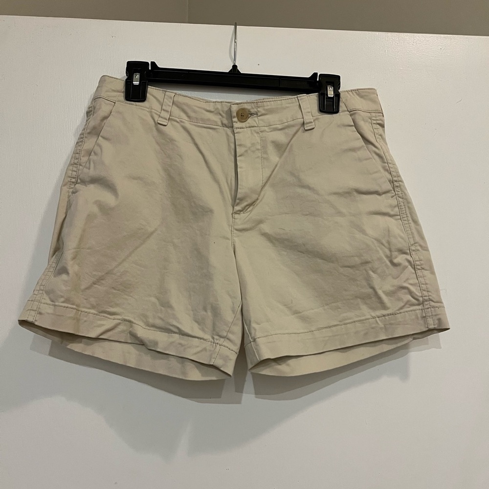 GAP size 6 khaki short, 5” inseam